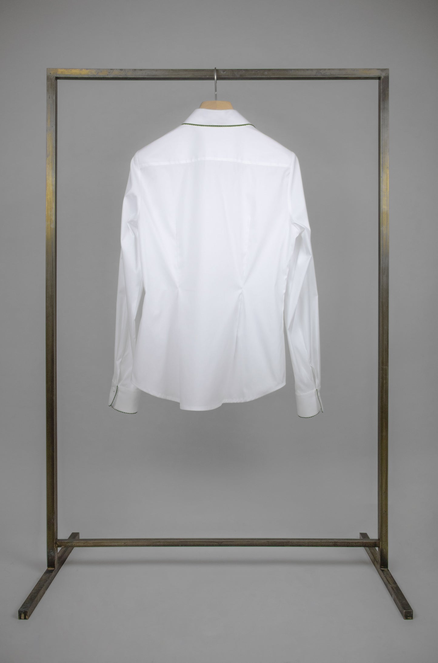 Taillierte, weiße Bluse mit grünem Paspol entlang Kragen und Leiste sowie Manschette, Blusenkragen mit Hirschstickerei an Steg, Langarm, Rückenansicht, Wallmann Sommerkollektion