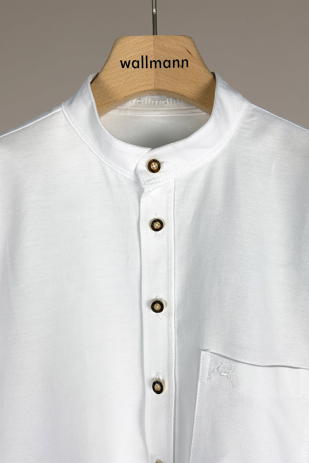 weißes hemd aus 100% baumwolle mit hirschhornknoepfe, durchgeknoepfte leiste, stehkragen, lange aermel mit manschetten, bursttasche mit hirschstickerei, bild 02, wallmann