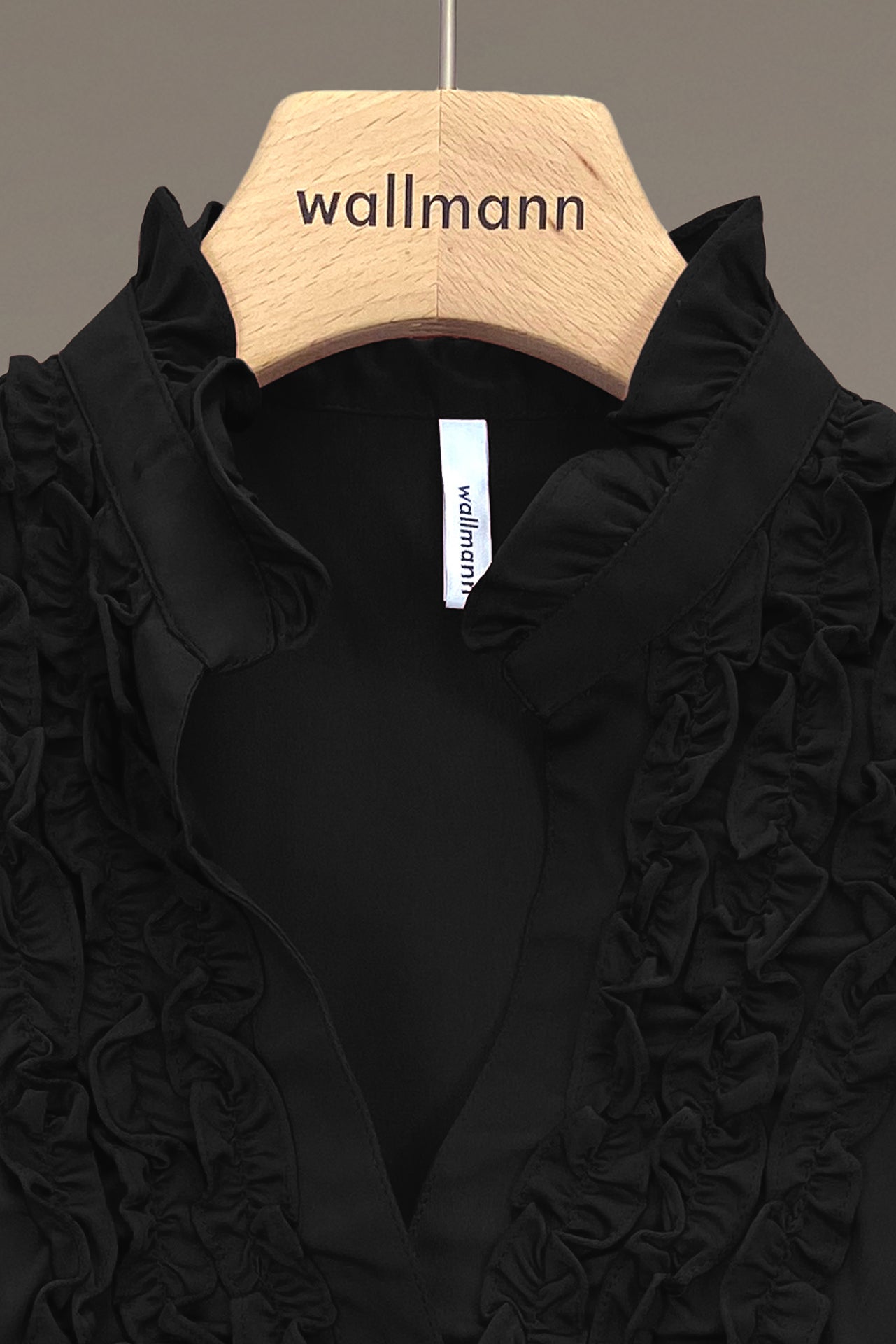 dirndlbluse, feiner stehkragen mit rueschenabschluss, gezuegelter kurzarm mit schmaler manschette und rueschenabschluss, klassische leiste mit v-ausschnitt, rueschenbahnen im vorderteil, bild 02, wallmann