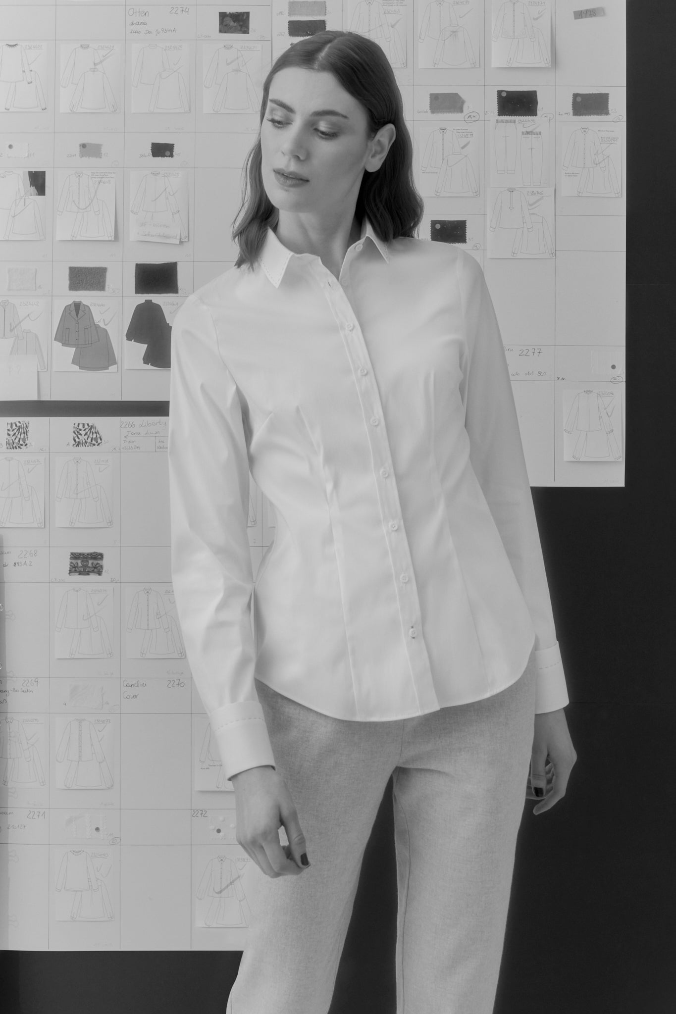 taillierte bluse, klassischer blusenkragen, kontrastfarbe dunkelbalu in kragen und manschette, mit Handstich in Kontrastfarbe, lookbookbild 1, wallmann