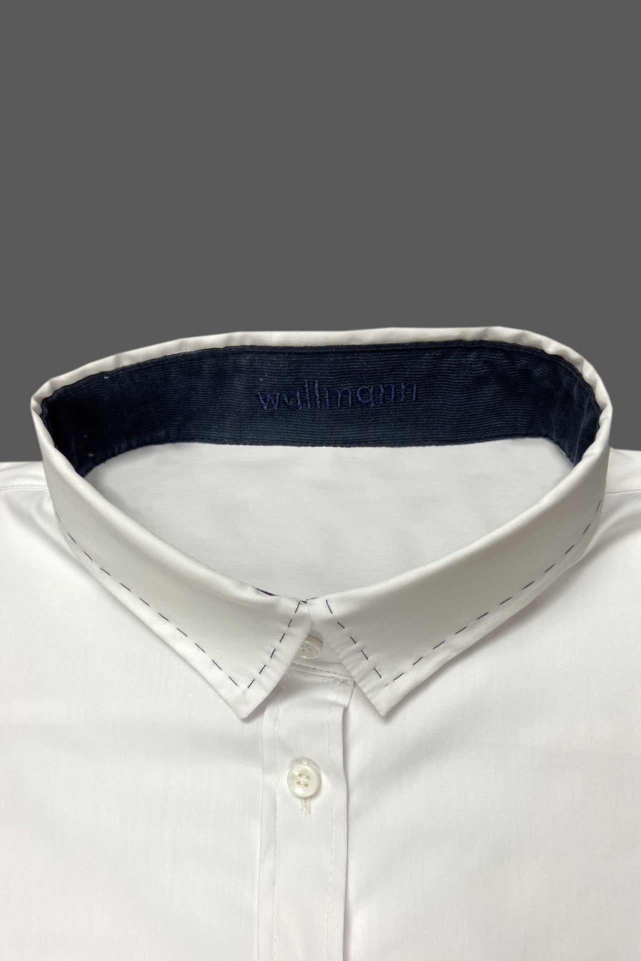 taillierte bluse, klassischer blusenkragen, kontrastfarbe dunkelblau in kragen und manschette, mit Handstich in Kontrastfarbe, detailbild, wallmann