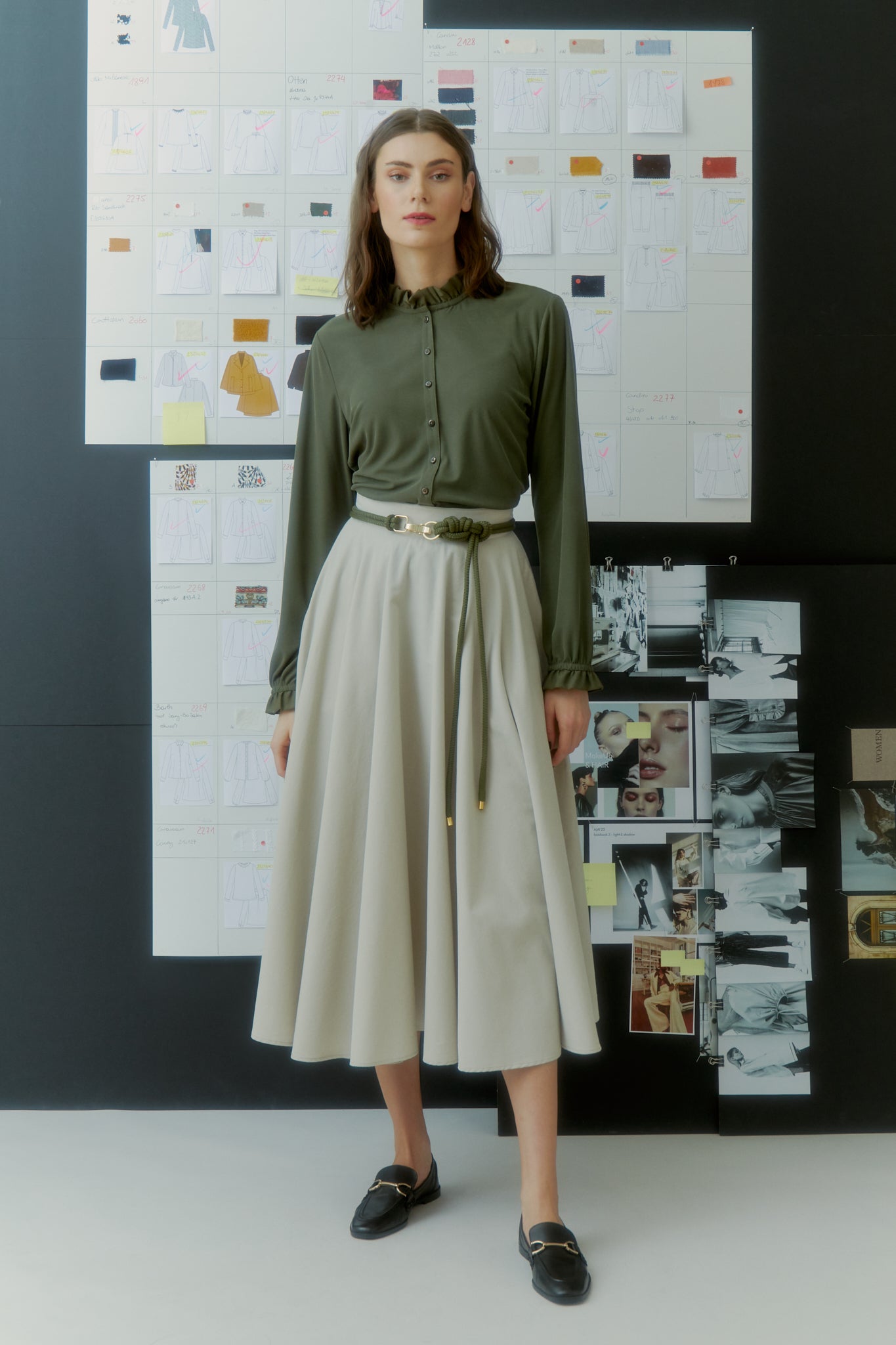 olivefarbiger kordelgürtel, goldener klipp, größenverstellbar, in kombination mit rock, wallmann