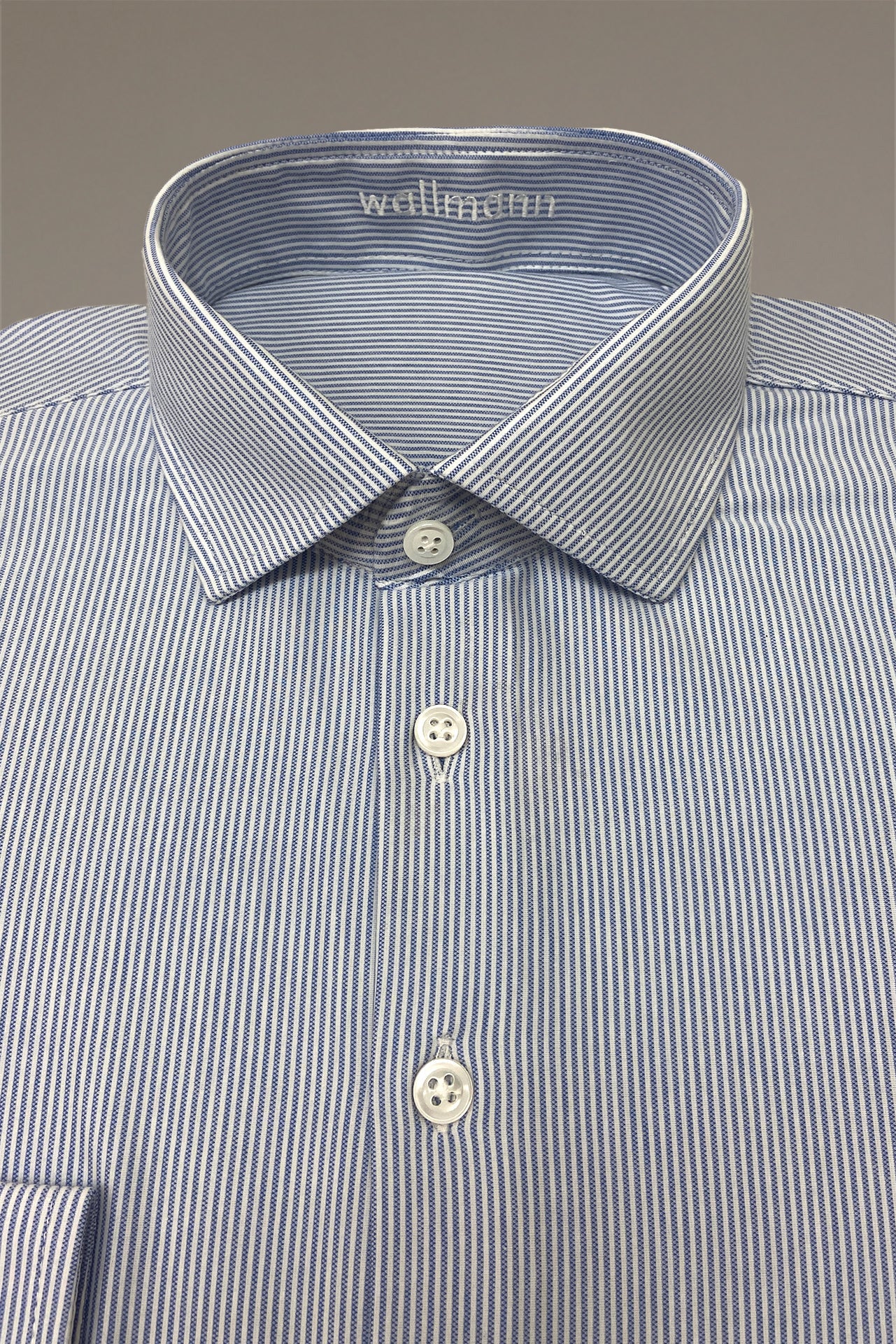 blaue-gestreiftes hemd mit passe im rueckenteil, in einer angenehmen baumwoll-stretchqualität, klassischer hemdkragen, langarm, tailliert geschnitten, perfekte laenge, um es in der hose zu tragen, detailbild, wallmann