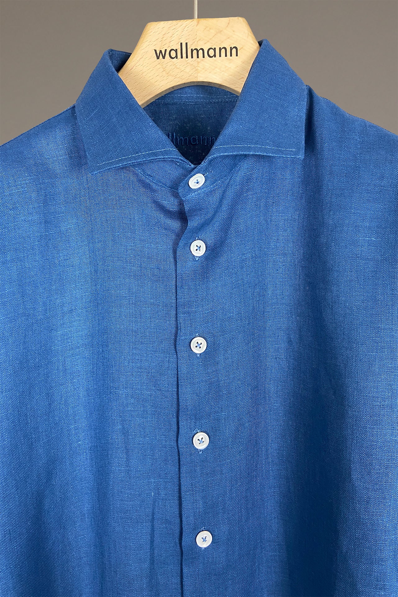 hemd mit klassischem hemdkragen, durchgeknoepfte leiste, vorverlegte schulternaht, langarm mit manschette und patentschlitz, perfekte laenge zum es in der hose zu tragen, detailfoto, wallmann