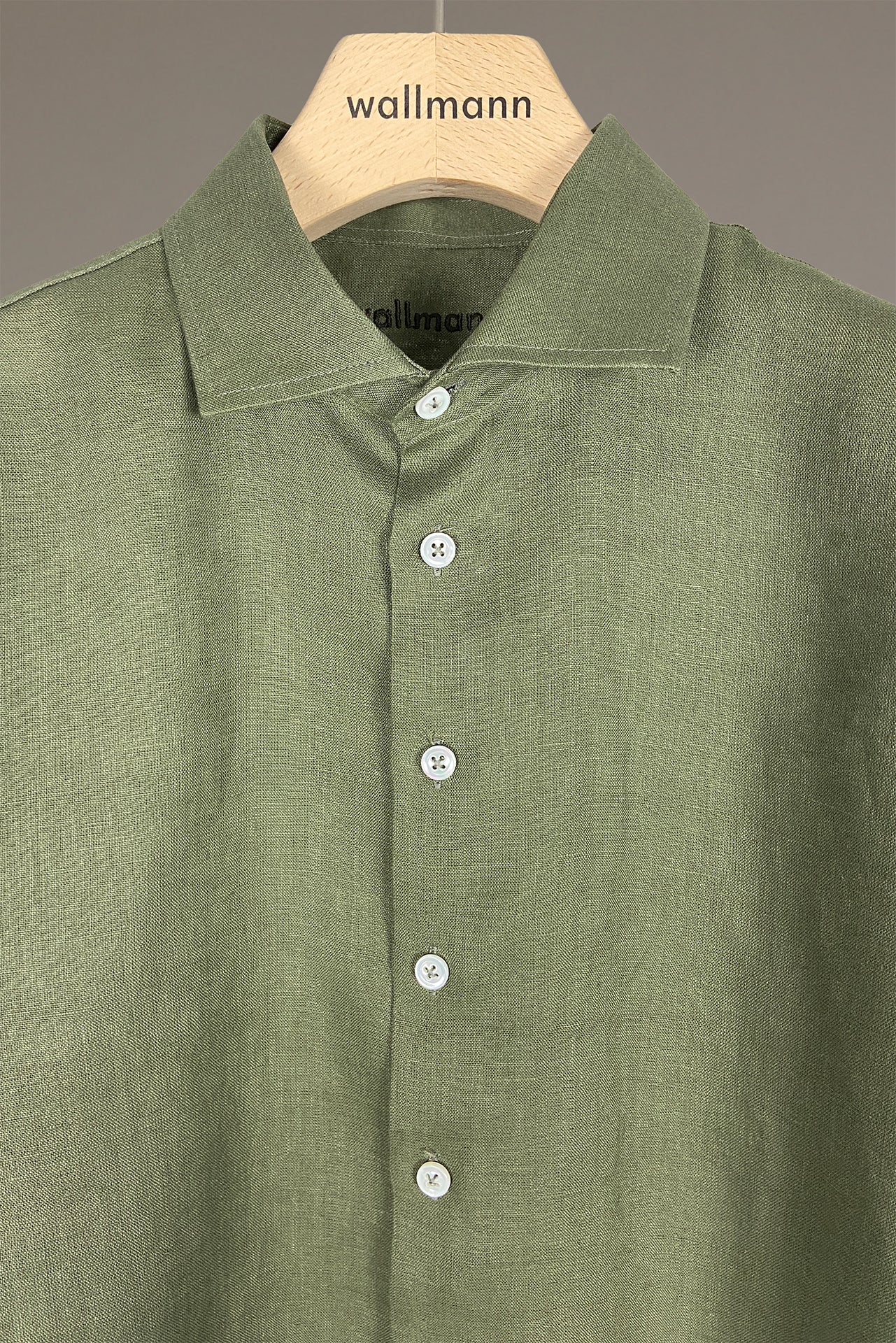 hemd mit klassischem hemdkragen, durchgeknoepfte leiste, vorverlegte schulternaht, langarm mit manschette und patentschlitz, perfekte laenge zum es in der hose zu tragen, detailfoto
wallmann