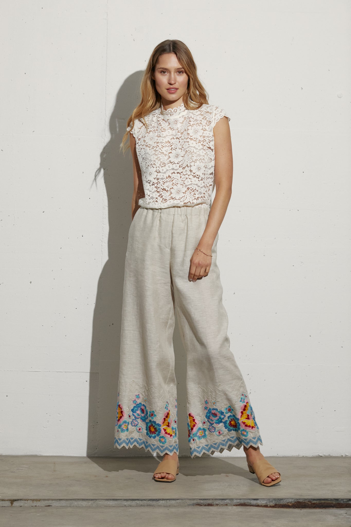 spitzenshirt in offwhite, flügelärmelchen, stehkragen aus hochwertiger und aufregender spitze, bogenkantenabschluss an kragen und ärmel, kombination mit beiger hose mit stickerei am saum, wallmann