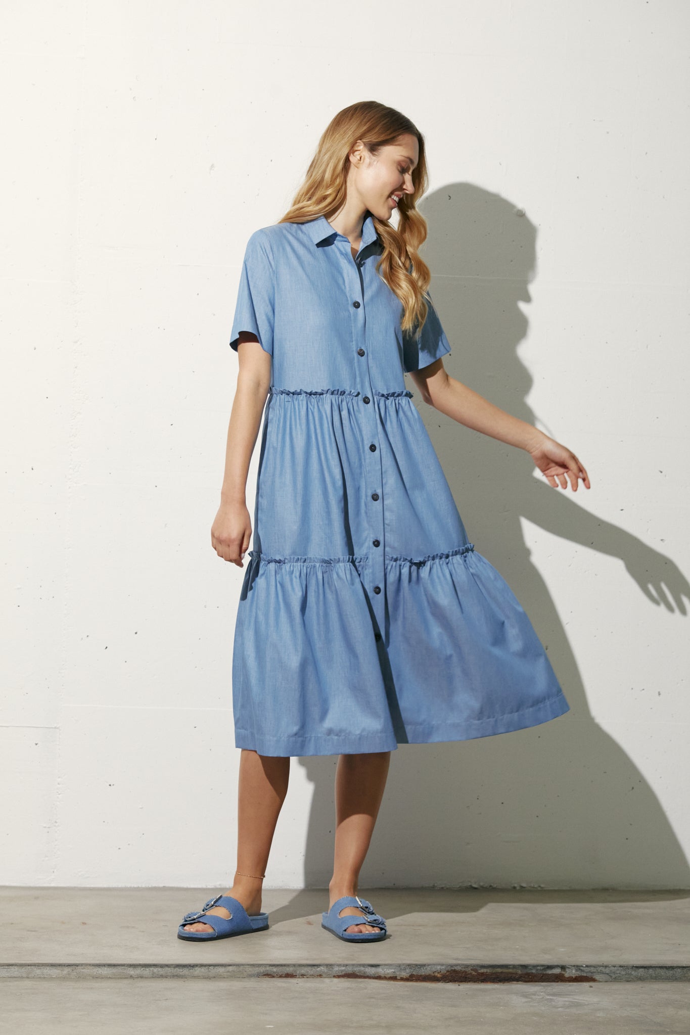 stufenkleid mit rüschendetail in voluminöser a-form, durchgeknöpft mit klassischem blusenkragen, midilänge, kurze schmale ärmel, lookbookbild 1, wallmann