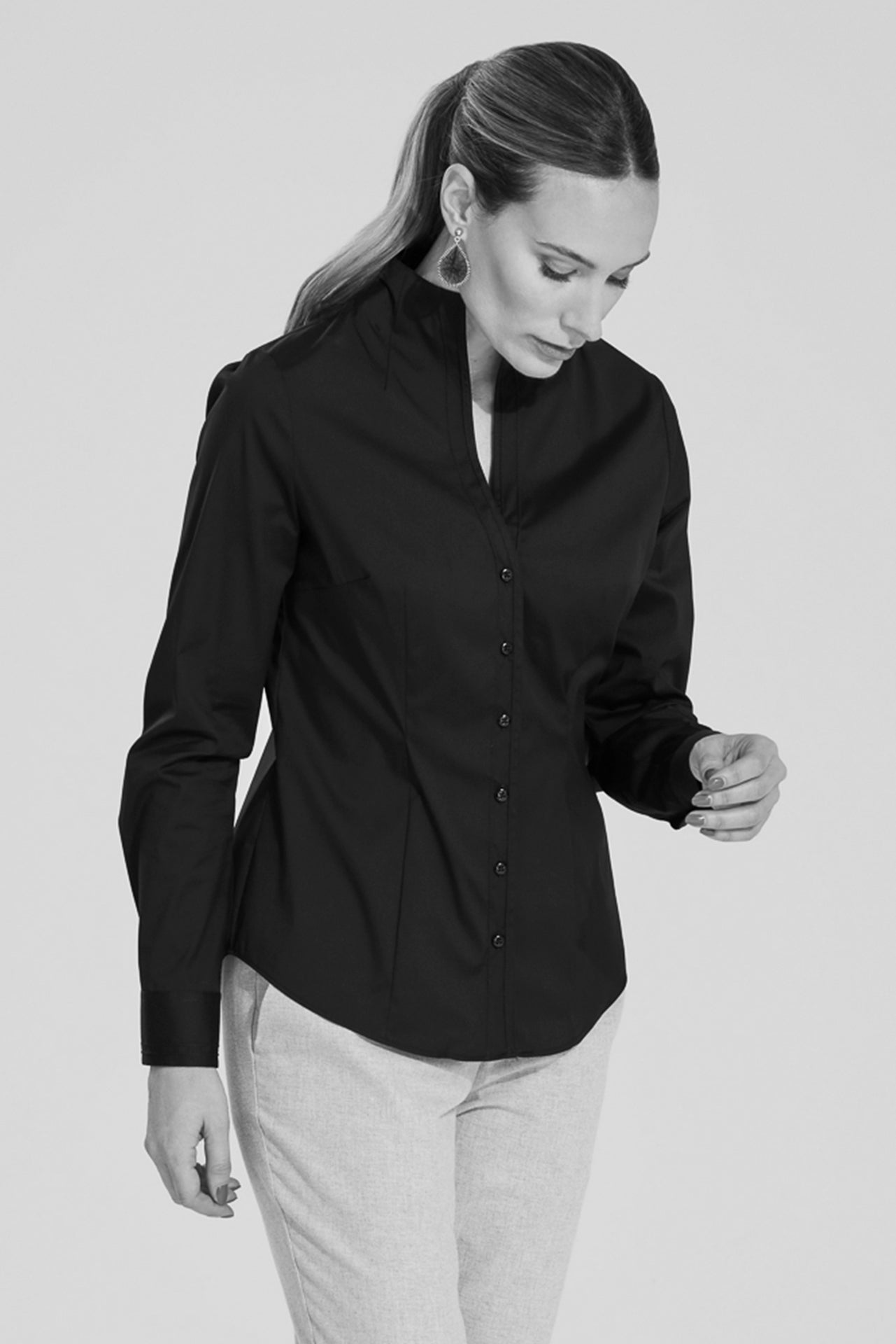 tailliert geschnittene schwanenhalsbluse mit schnürchendetail, langarm mit manschetten, wallmann