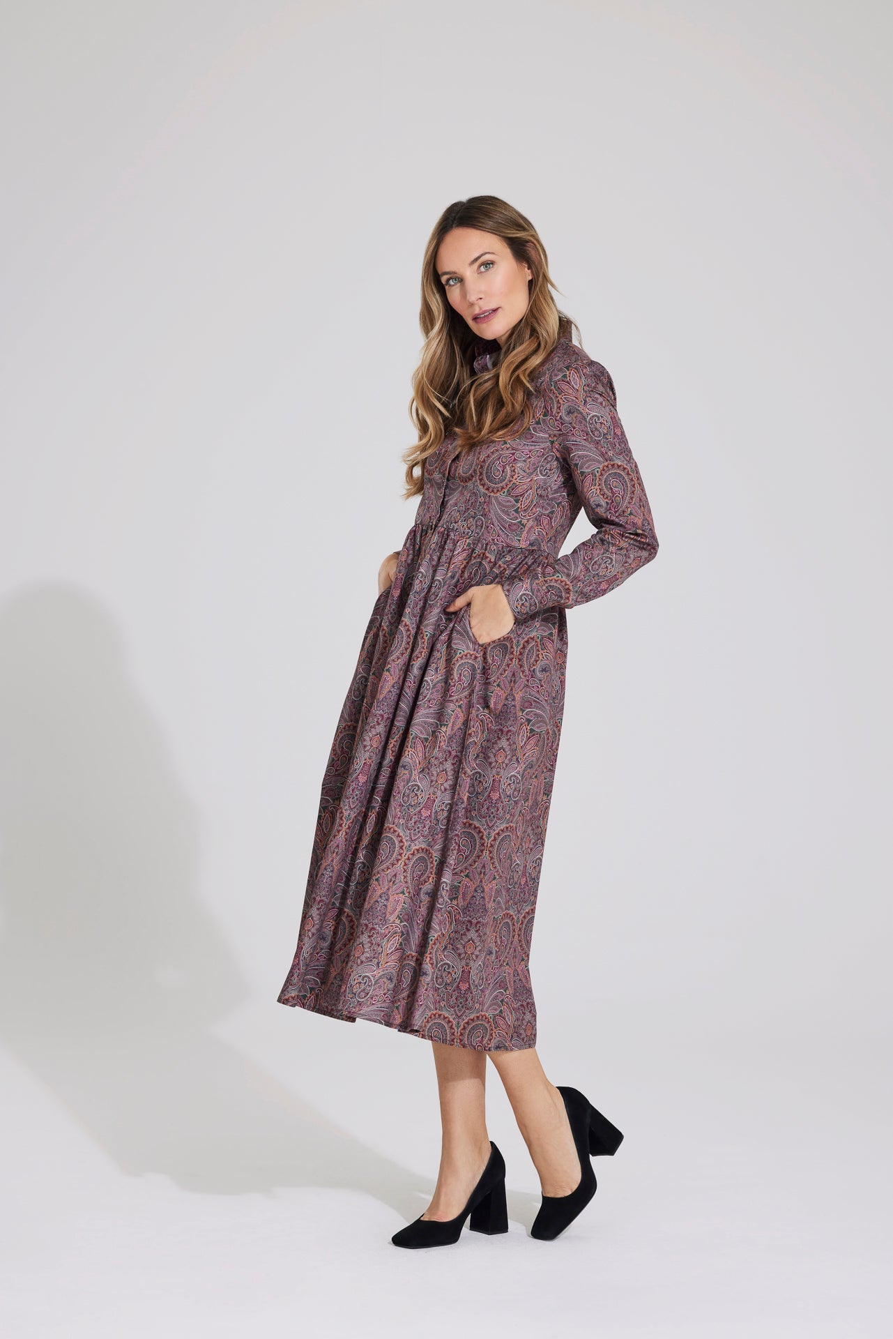 midikleid mit paisleydruck, langarm, klassischer blusenkragen, durchgeknöpfte leiste bis zum saum, tailliert mit gezügeltem rock, manschetten, wallmann