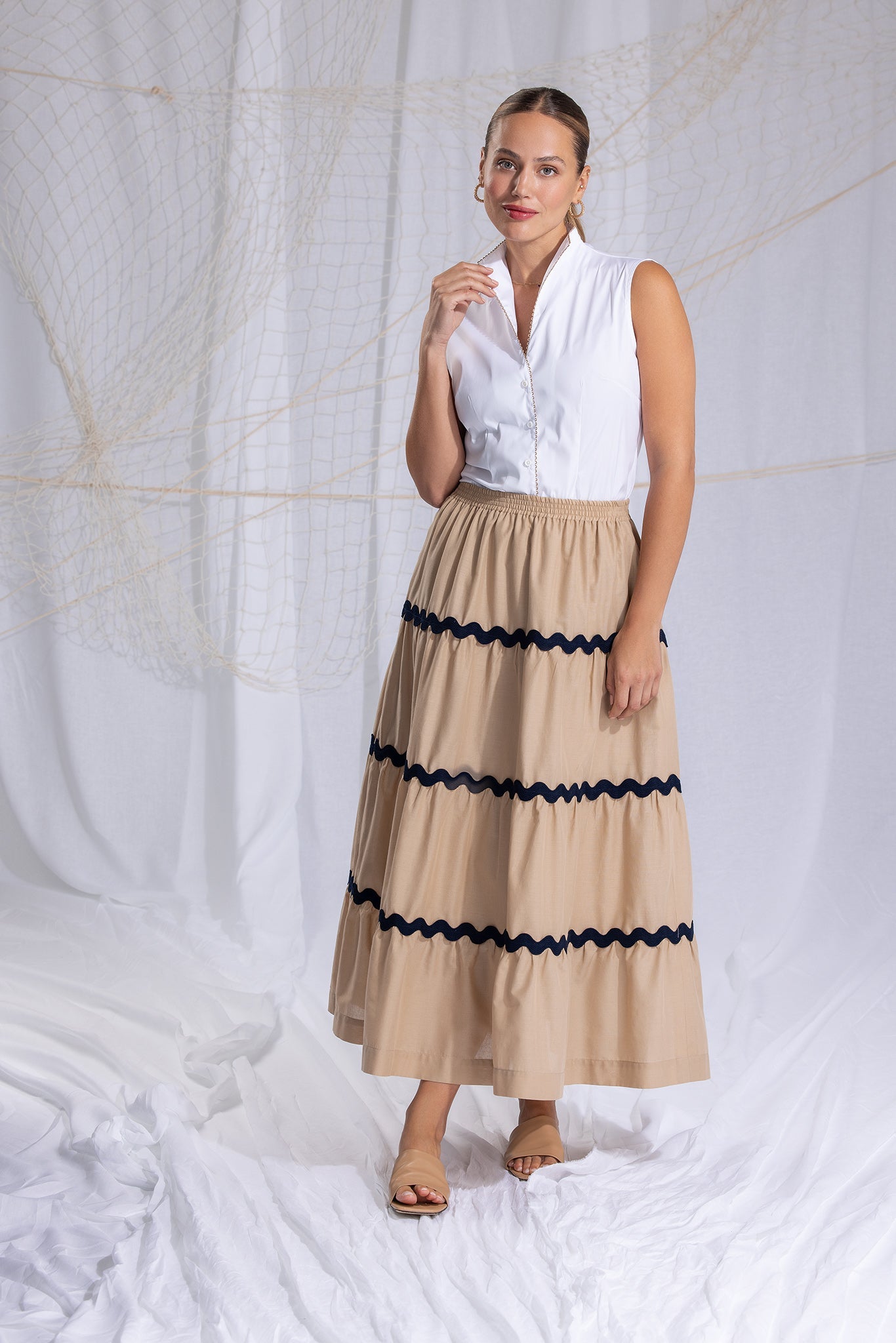 schwanenhalsbluse mit schlaufenpaspol in beige an kragen, ausschnitt und leiste, aermellos, tailliert geschnitten, lookbook, wallmann