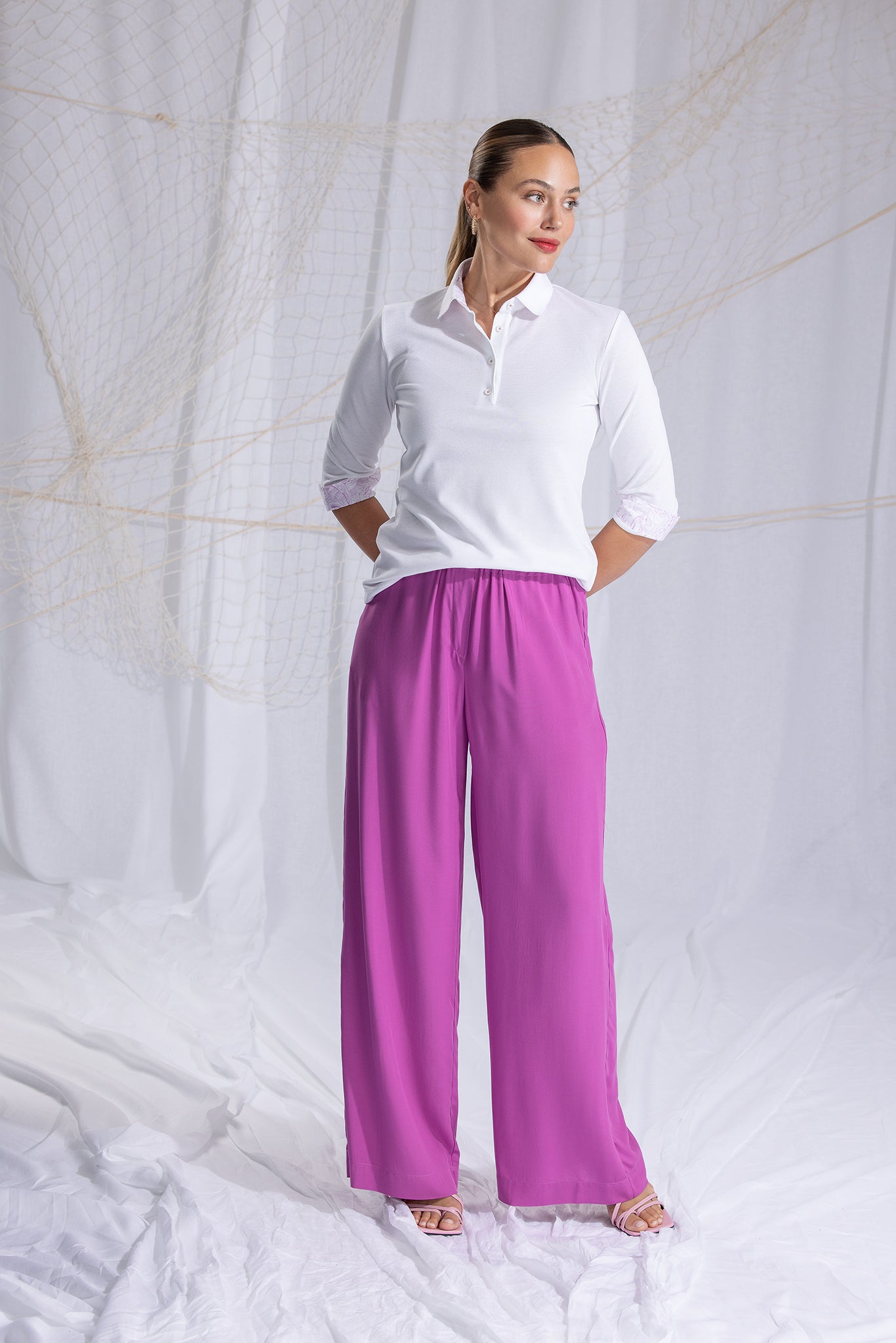 poloshirt, flieder, klassischer kragen mit pololeiste, innenkragen und manschette mit fliederfarbigem ausputz, 3/4 Arm, leger/sportlich geschnitten, lookbookaufnahme, wallmann