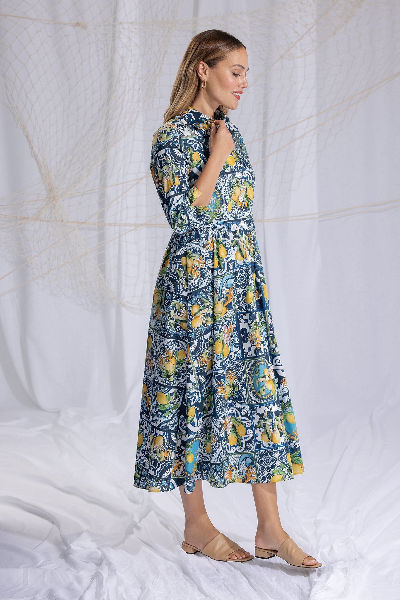 tailliertes midikleid mit sommerlichem druck, klassischer blusenkragen mit leiste, 3/4 aermel, gezuegelter rock, seitliche eingriffstaschen, lookbook, wallmann