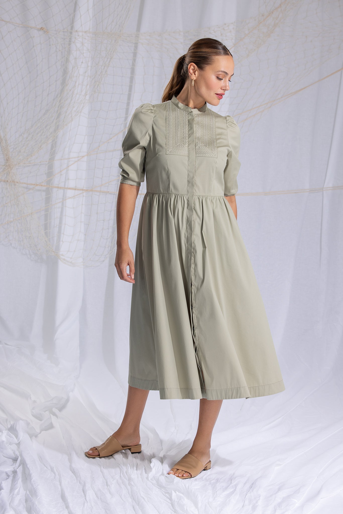 Tailliertes Midikleid mit Ziereinsatz | minze