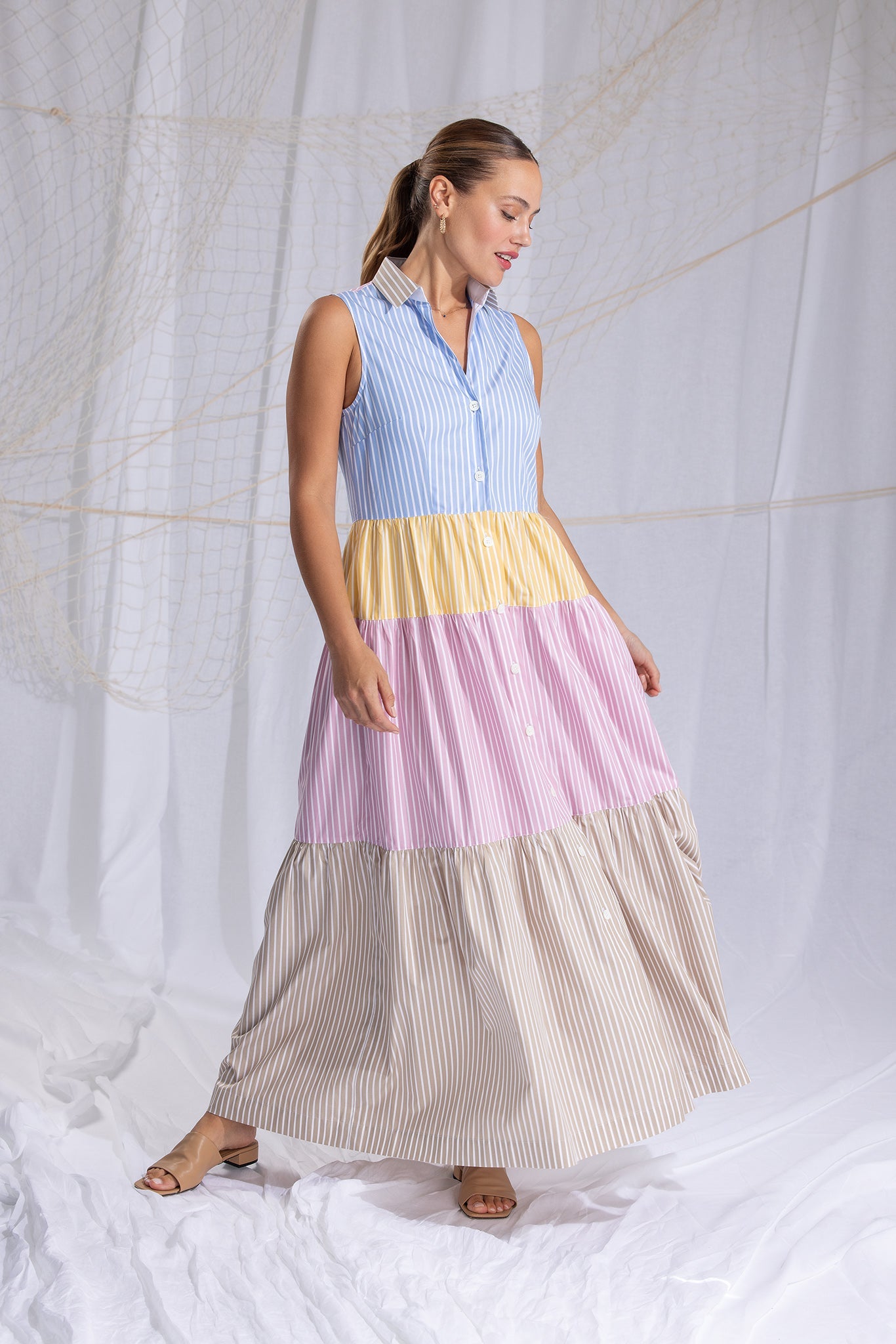 maxikleid mit unterschiedlich gestreiften stoffen, aermellos, klassischer blusenkragen mit v-ausschnitt und leiste, tailliert geschnitten mit gezuegeltem rock mit unterschliedlich breiten volantstufen, seitliche eingriffstaschen, lookbook, wallmann