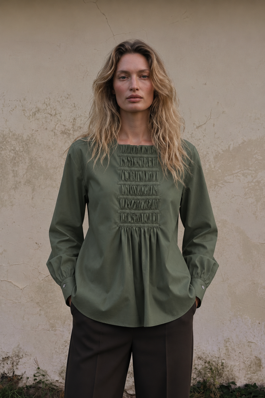 Bluse in der Herbstfarbe olive mit raffinierter Zügelung