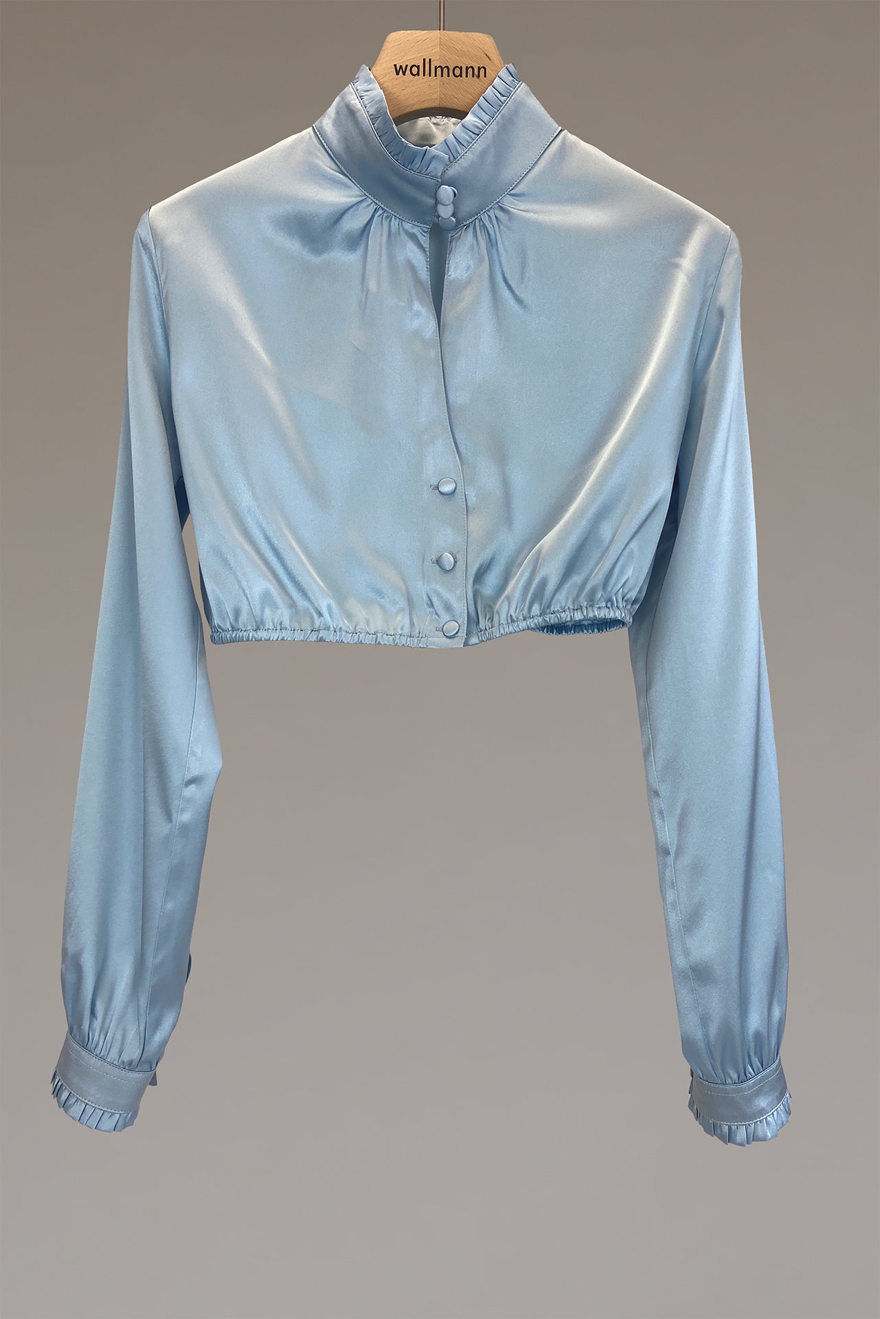 blaue seidendirndlbluse mit breitem stehkragen mit rueschenabschluss, gezuegelter langarm mit manschette und rueschenabschluss, ueberzogene knoepfe, um den stehkragen zu schließen, ausschnittschlitzchen vorne, leiste mit ueberzogenen knoepfe und leicht gezuegelt am halsausschnitt, anliegend an aermel und oberkoerper, gummizug an taille für den perfekten halt, ideale passform, wallmann