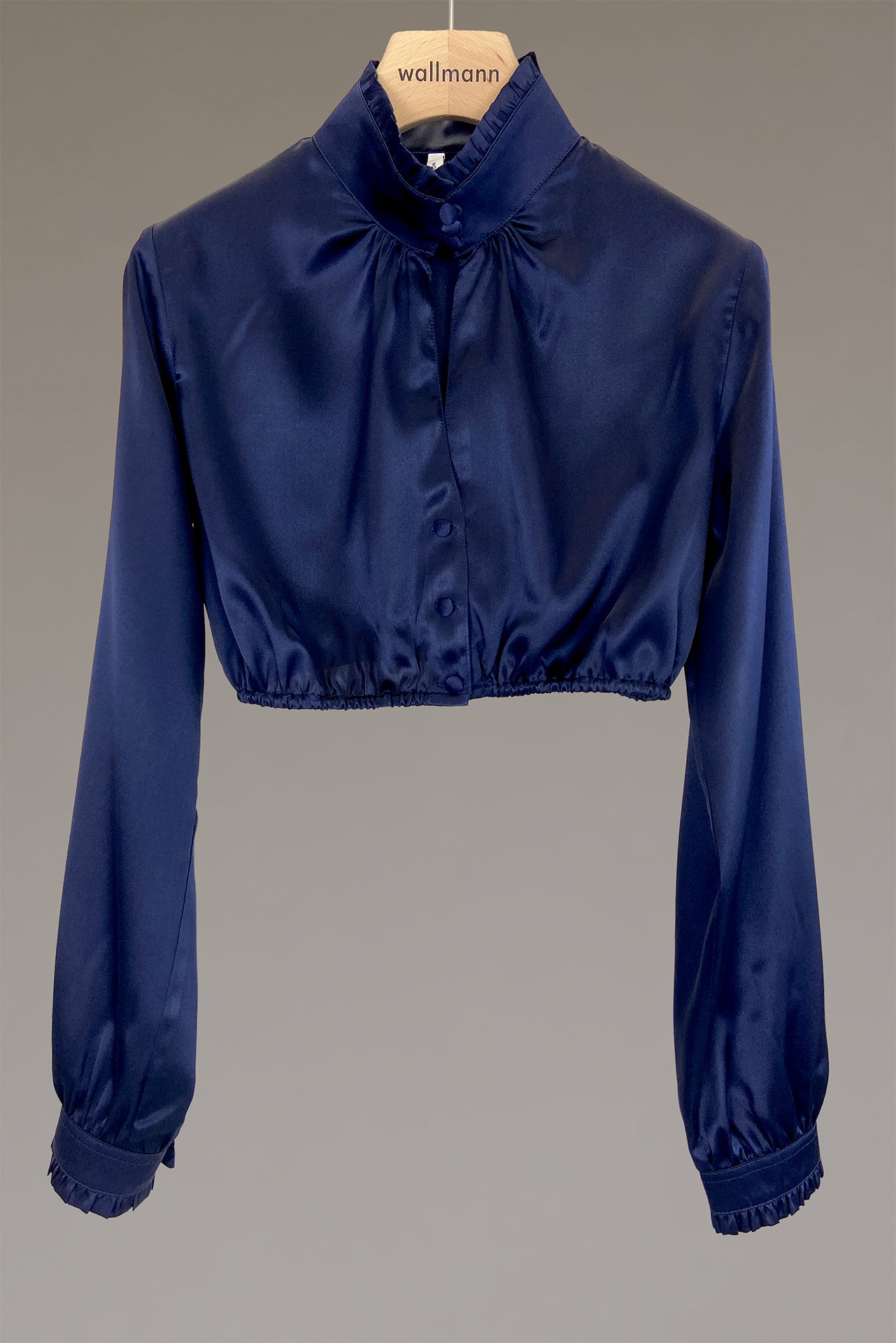 dunkelblaue seidendirndlbluse mit breitem stehkragen mit rueschenabschluss, gezuegelter langarm mit manschette und rueschenabschluss, ueberzogene knoepfe, um den stehkragen zu schließen, ausschnittschlitzchen vorne, leiste mit ueberzogenen knoepfe und leicht gezuegelt am halsausschnitt, anliegend an aermel und oberkoerper, gummizug an taille für den perfekten halt, ideale passform, wallmann