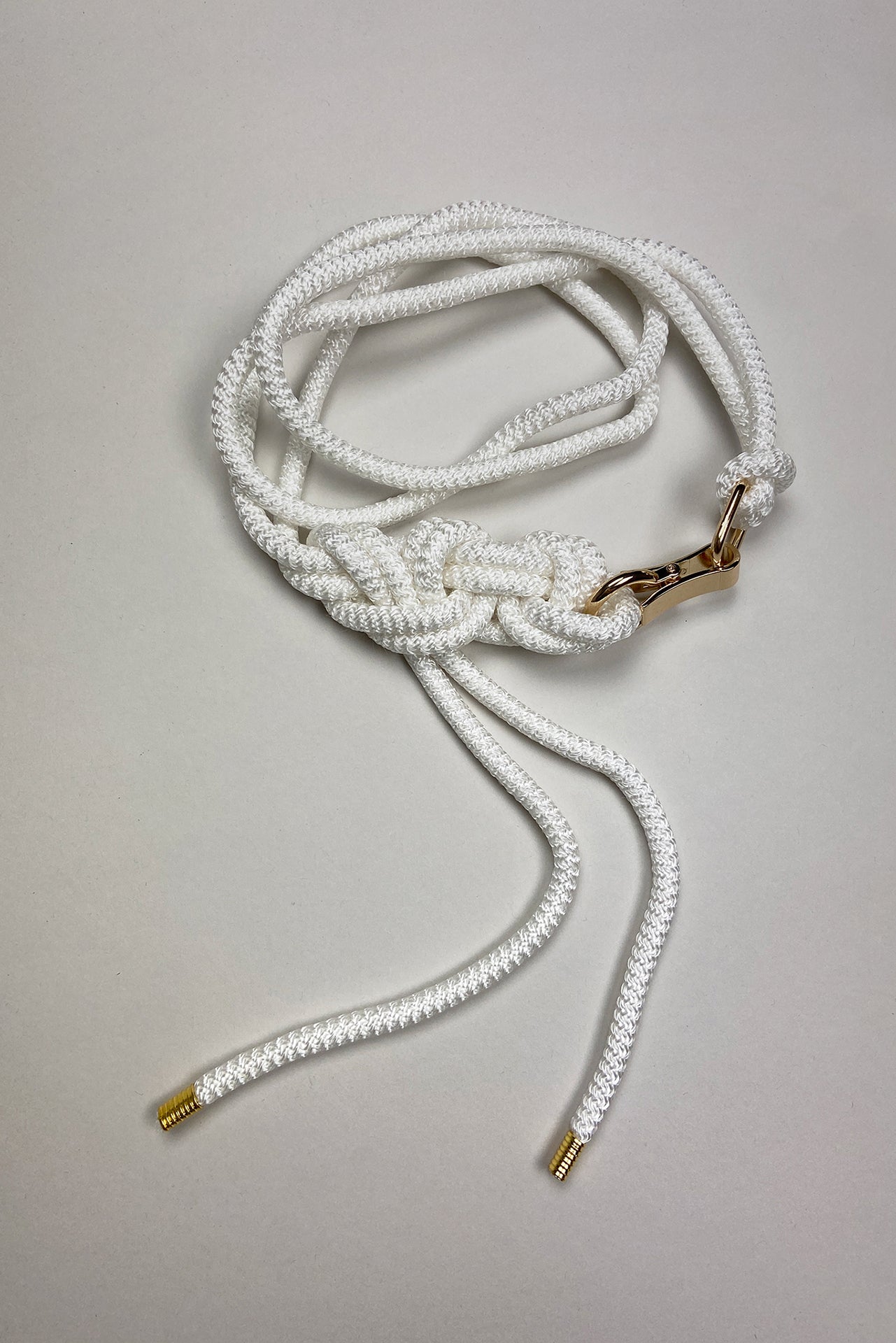 weißer gürtel, verstellbar mit goldenem klipp, wallmann