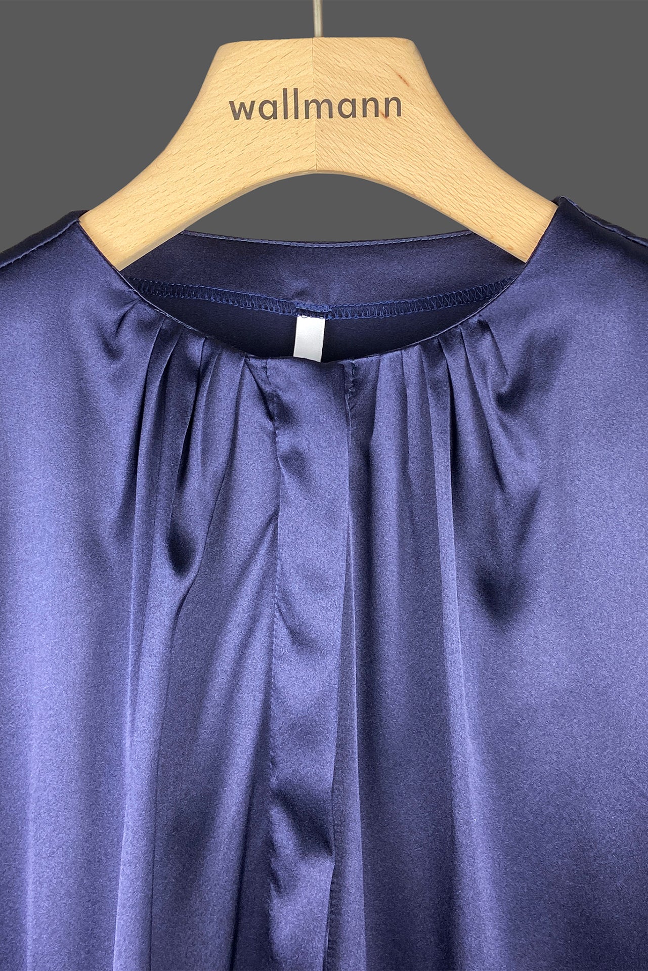 leger geschnittene seidenbluse, faltendetail an hals, dunkelblau, detailbild ausschnitt, wallmann