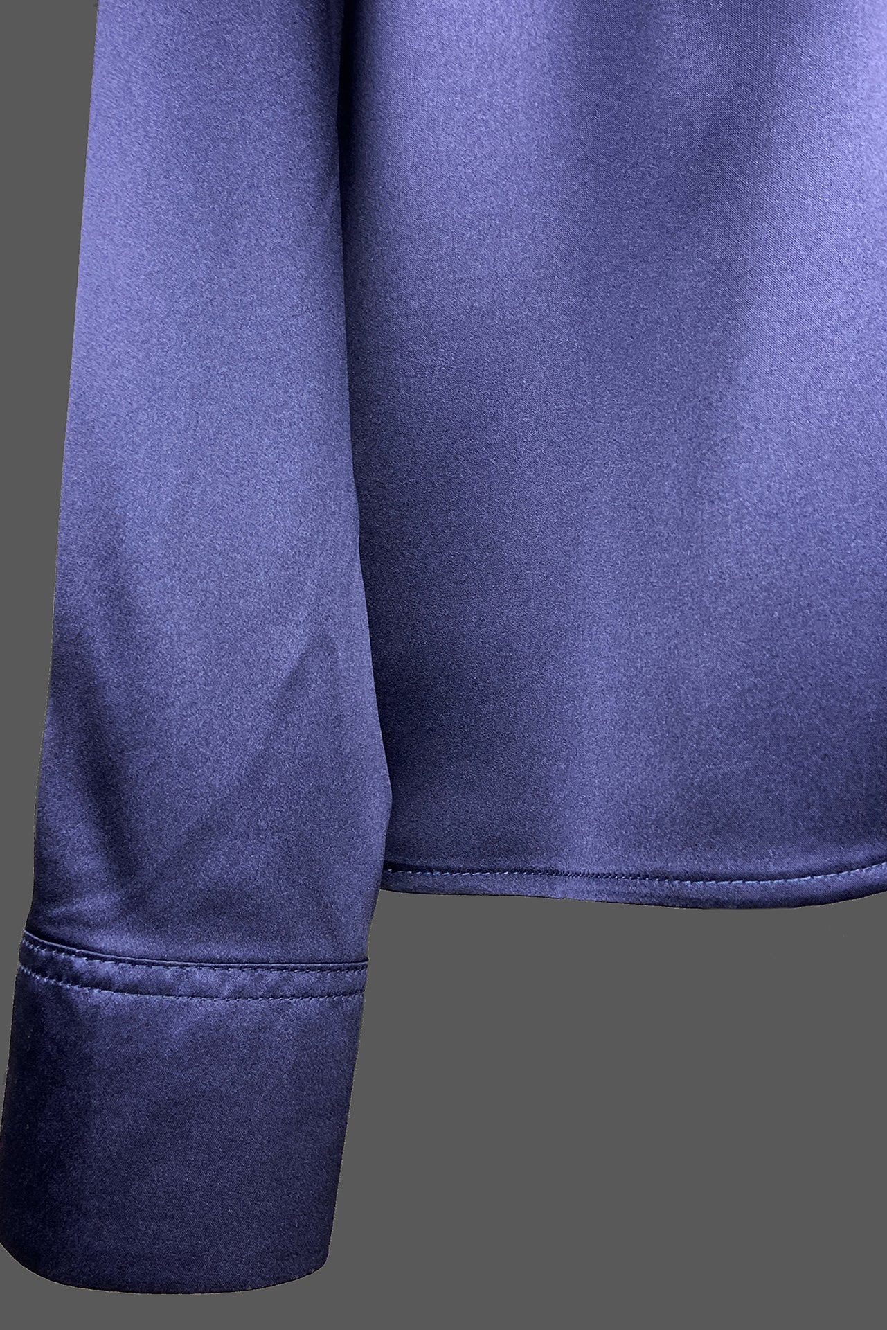 leger geschnittene seidenbluse, faltendetail an hals, dunkelblau, detailbild ärmel, wallmann