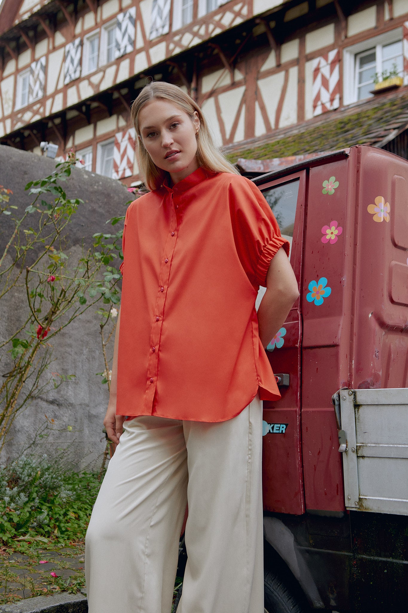 kurzarmbluse, leiste mit stehkragen, kurzer ärmel mit gummizug, gerundeter saum, locker geschnitten, kampagnebild 2, wallmann