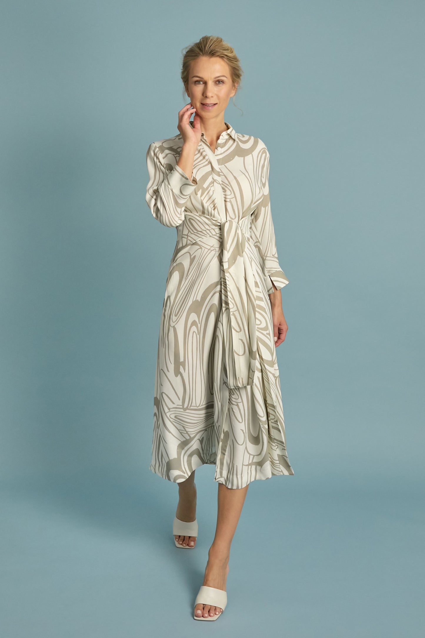 kleid mit wickeloptik, wellenartiger druck in farbe beige auf hellem grund, lookfoto wallmann