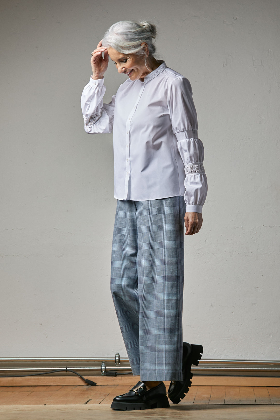 weiß, gerade geschnitten, baumwoll papertouch-qualität, aufwendiger ärmel mit gesmoktem und spitzeneinsatz, stehkragen mit aufgenähter spitze, wallmann