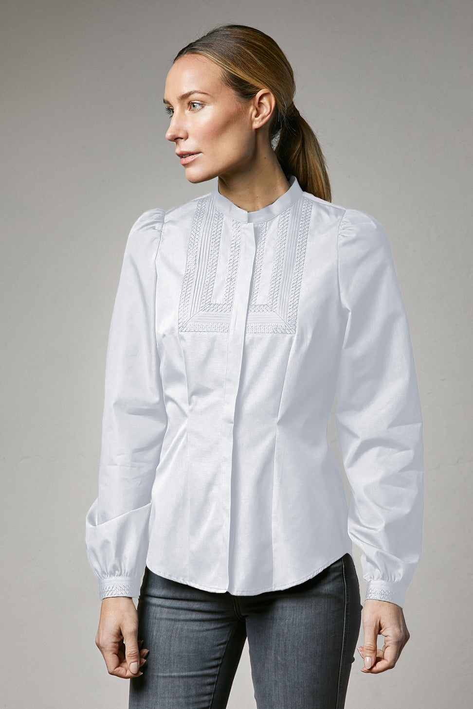 weiß, baumwoll papertouch-qualität, taillierte bluse, puffärmel, gezügelt in manschette, ziereinsatz in vorderteil mit biesen und stickerei, verdeckte leiste, wallmann