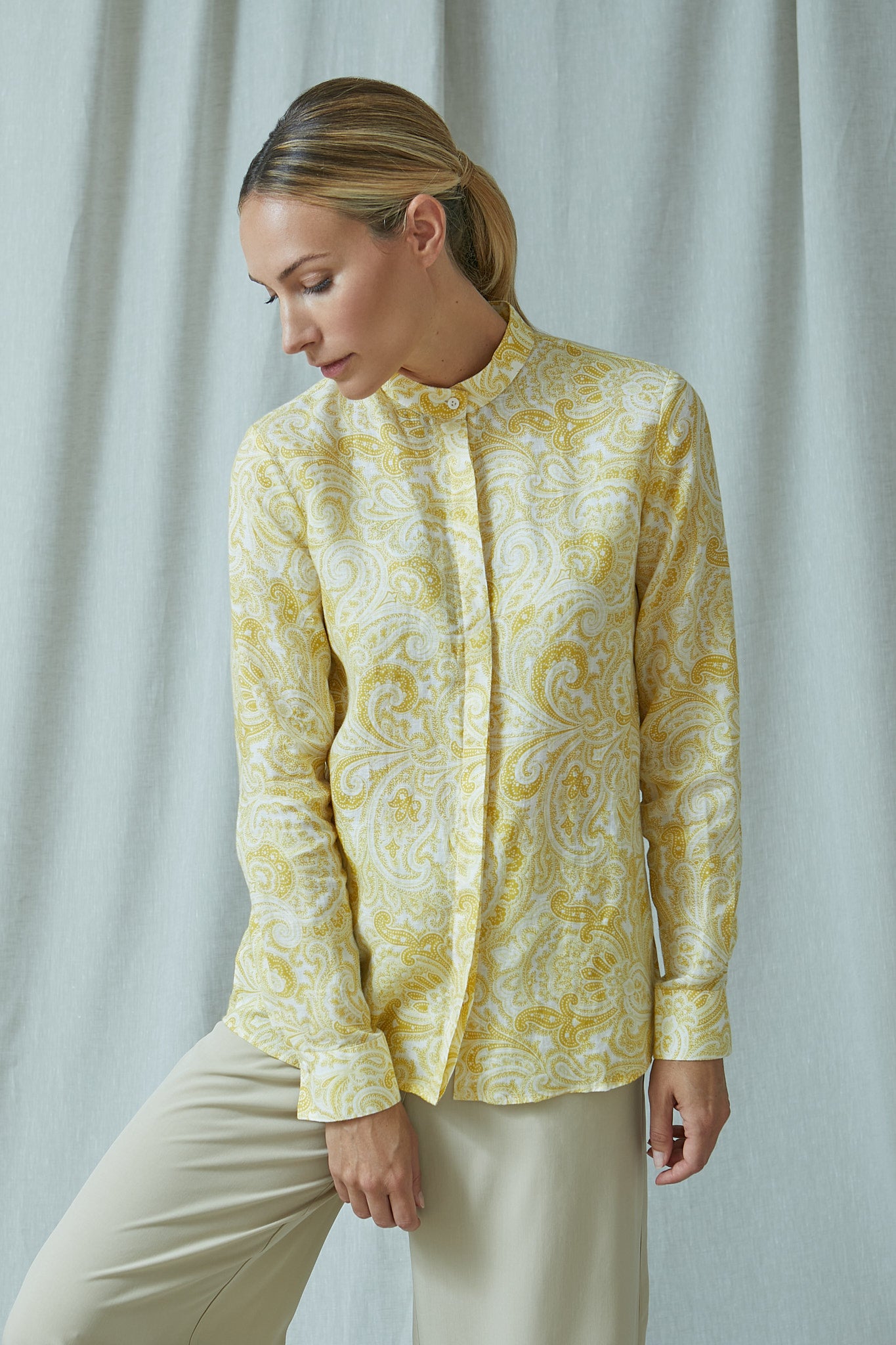 langarm-paisley leinenbluse, gelb, leger geschnitten, stehkragen, kombiniert mit viskosehose in creme, verdeckte leiste, wallmann