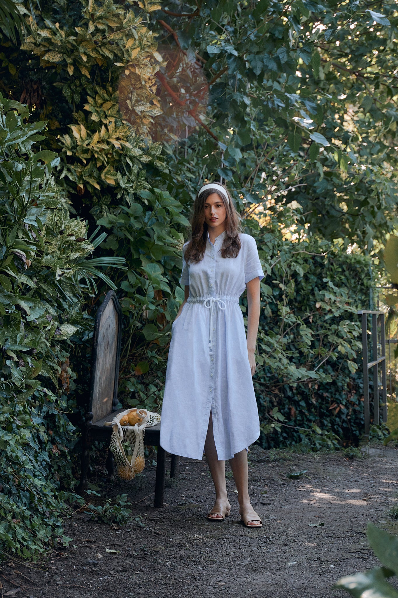 langes leinenkleid, kurzarm, weiß hellblau gestreift, durchgehende leiste, tunnelzug mit kordel an taille, leicht ausgestellt, kampagne, wallmann