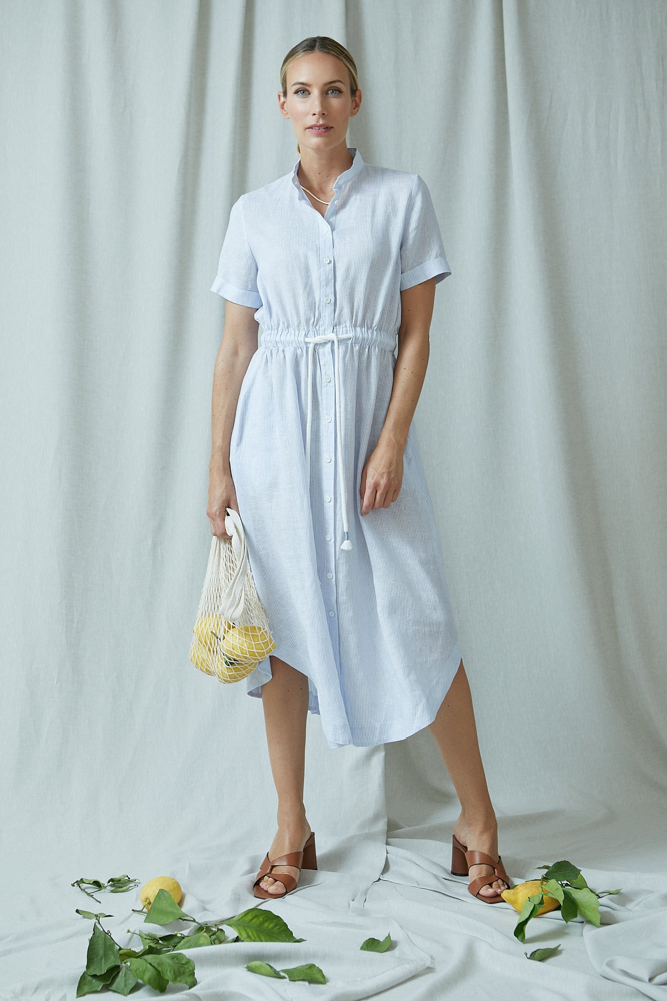 langes leinenkleid, kurzarm, weiß hellblau gestreift, durchgehende leiste, tunnelzug mit kordel an taille, leicht ausgestellt, geformter Saum, wallmann