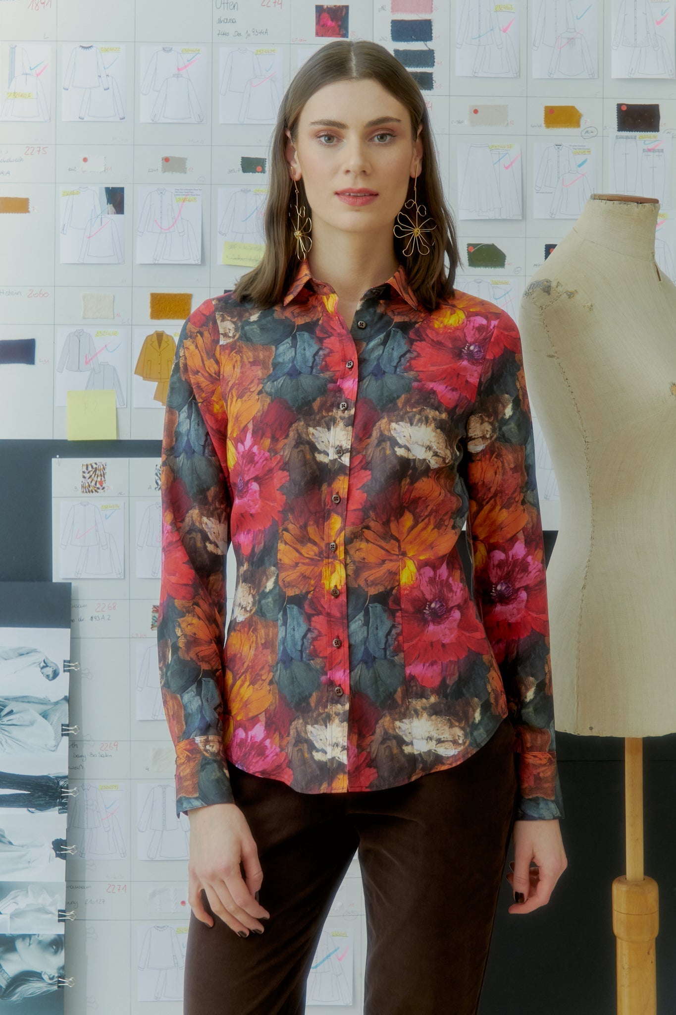 weiche, taillierte bluse mit herbstlichem Bbumendruck, langarm, klassischer blusenkragen, wallmann