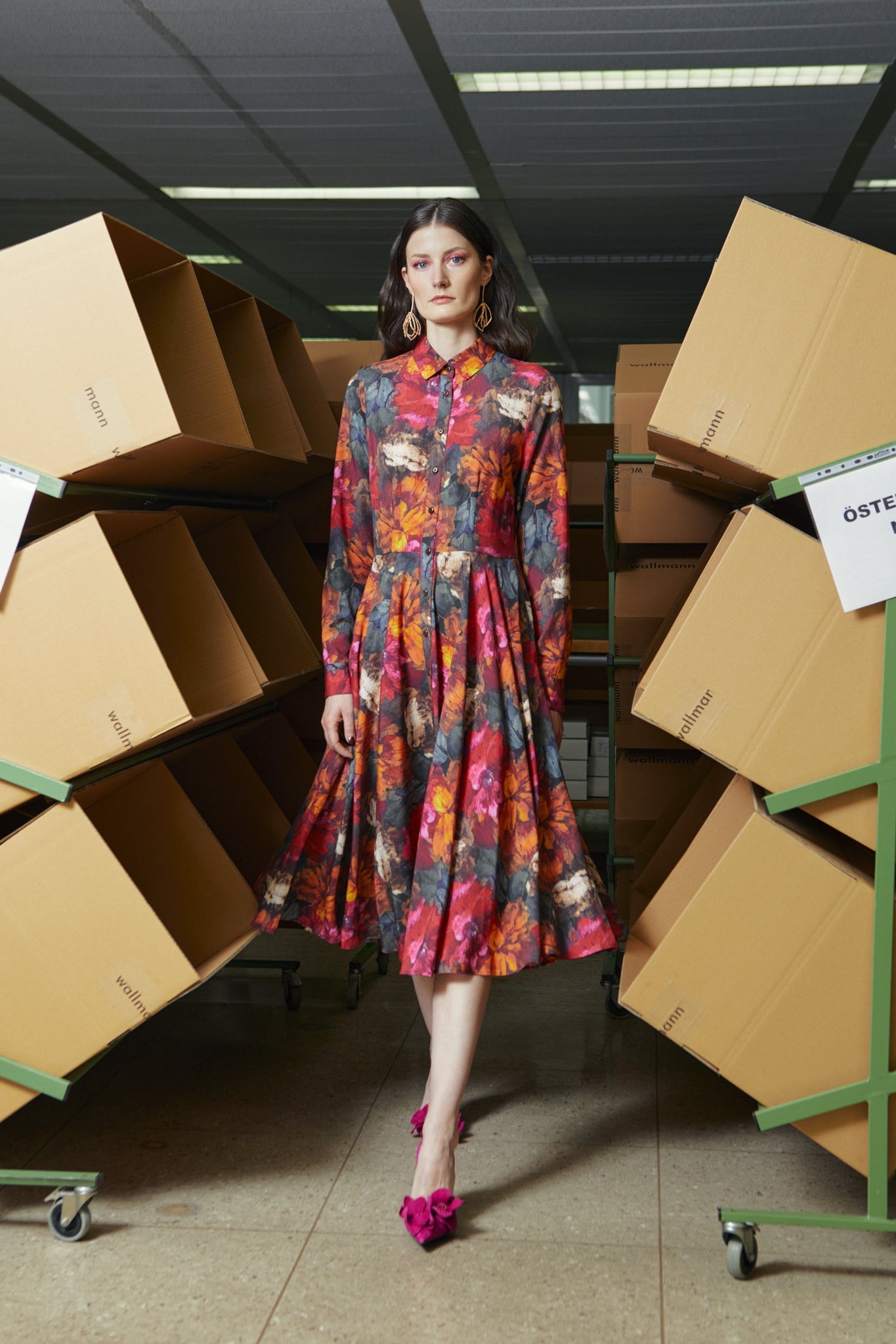 farbe dunkelbeere mit Blumendruck, tailliert mit weitem Rock, langarm, eingrifftaschen, kampagne 2, wallmann