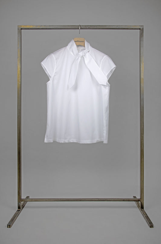 Bluse in buntem floralem Druck mit kurzem Flügelarm, Schluppe an Stehkragen, Knopfleiste in Rückenteil Wallmann Sommerkollektion,