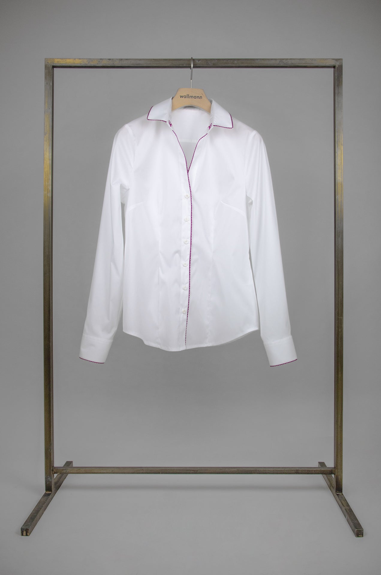 Taillierte, weiße Bluse mit beerenfarbenem    Paspol entlang Kragen und Leiste sowie Manschette, Blusenkragen mit Hirschstickerei an Steg, Langarm, Wallmann Sommerkollektion