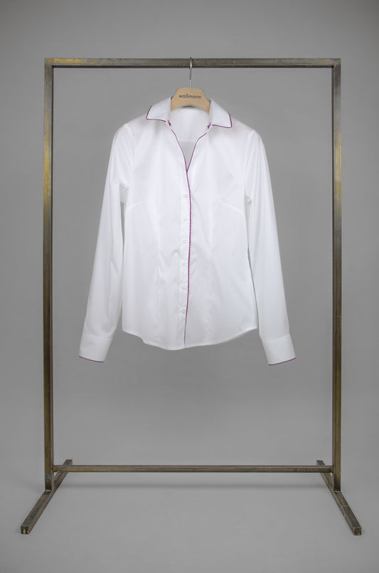 Taillierte, weiße Bluse mit beerenfarbenem    Paspol entlang Kragen und Leiste sowie Manschette, Blusenkragen mit Hirschstickerei an Steg, Langarm, Wallmann Sommerkollektion