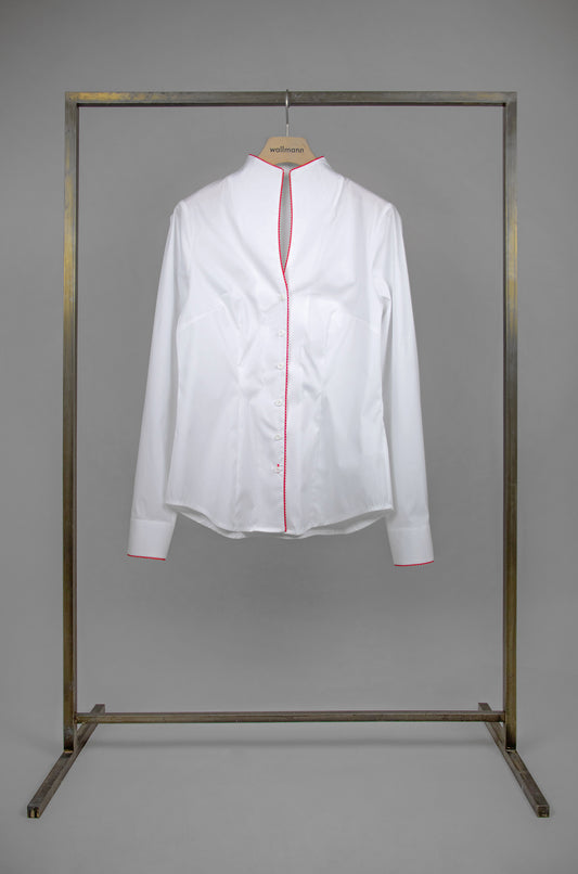 Taillierte, weiße Schwanenhalsbluse mit rotem Paspol entlang Kragen und Leiste sowie Manschette, Langarm, Wallmann Sommerkollektion