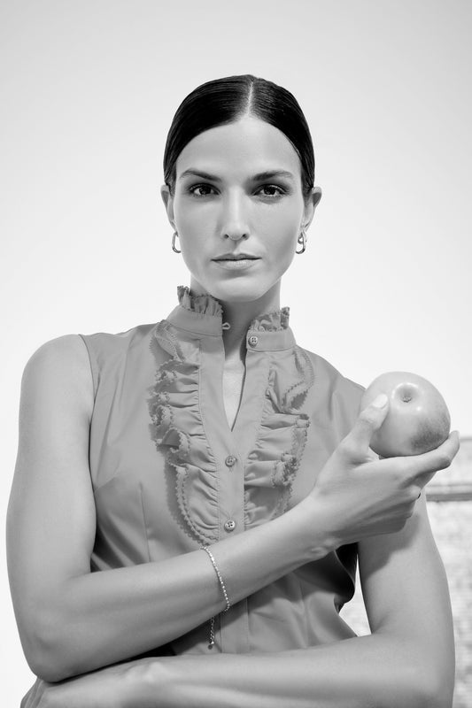 Ärmellose Bluse in Baumwoll-Stretch Qualität in weiß, Knopfleiste vorne und kurzer V-Ausschnitt, Rüsche mit Crochette an Leiste Sowie an Stehragen, Wallmann Sommerkollektion