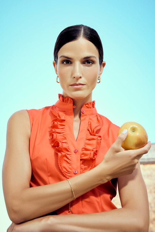 Ärmellose Bluse in Baumwoll-Stretch Qualität in hellrot, Knopfleiste vorne und kurzer V-Ausschnitt, Rüsche mit Crochette an Leiste Sowie an Stehragen, Wallmann Sommerkollektion