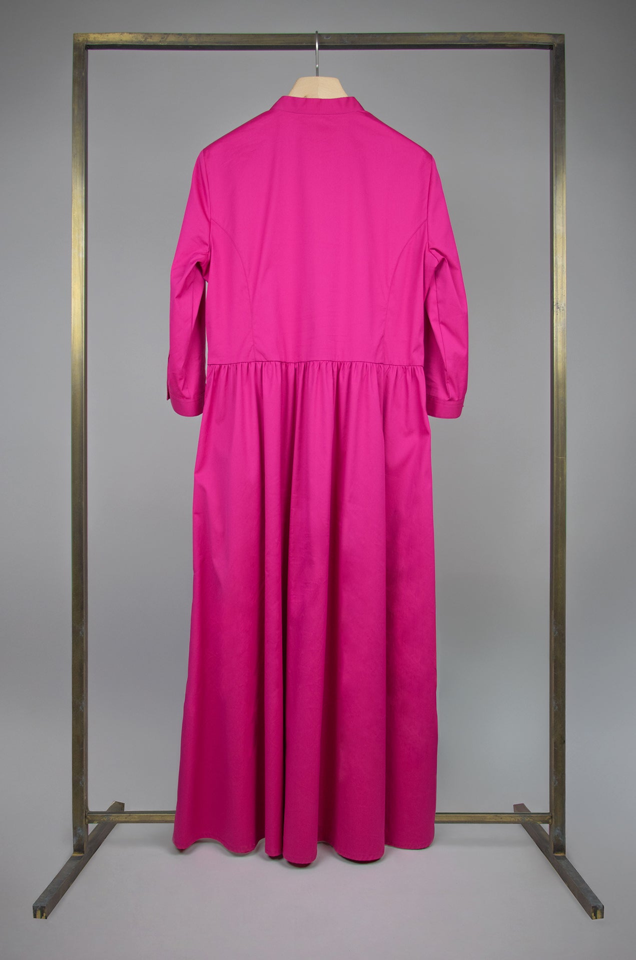 Kleid in pinker Baumwoll-Stretch Qualität, 3/4 Ärmel mit Manschette, Knopfleiste vorne, gezügelt an Taille, V-Ausschnitt, Stehkragen, Rückenansicht, Wallmann Sommerkollektion