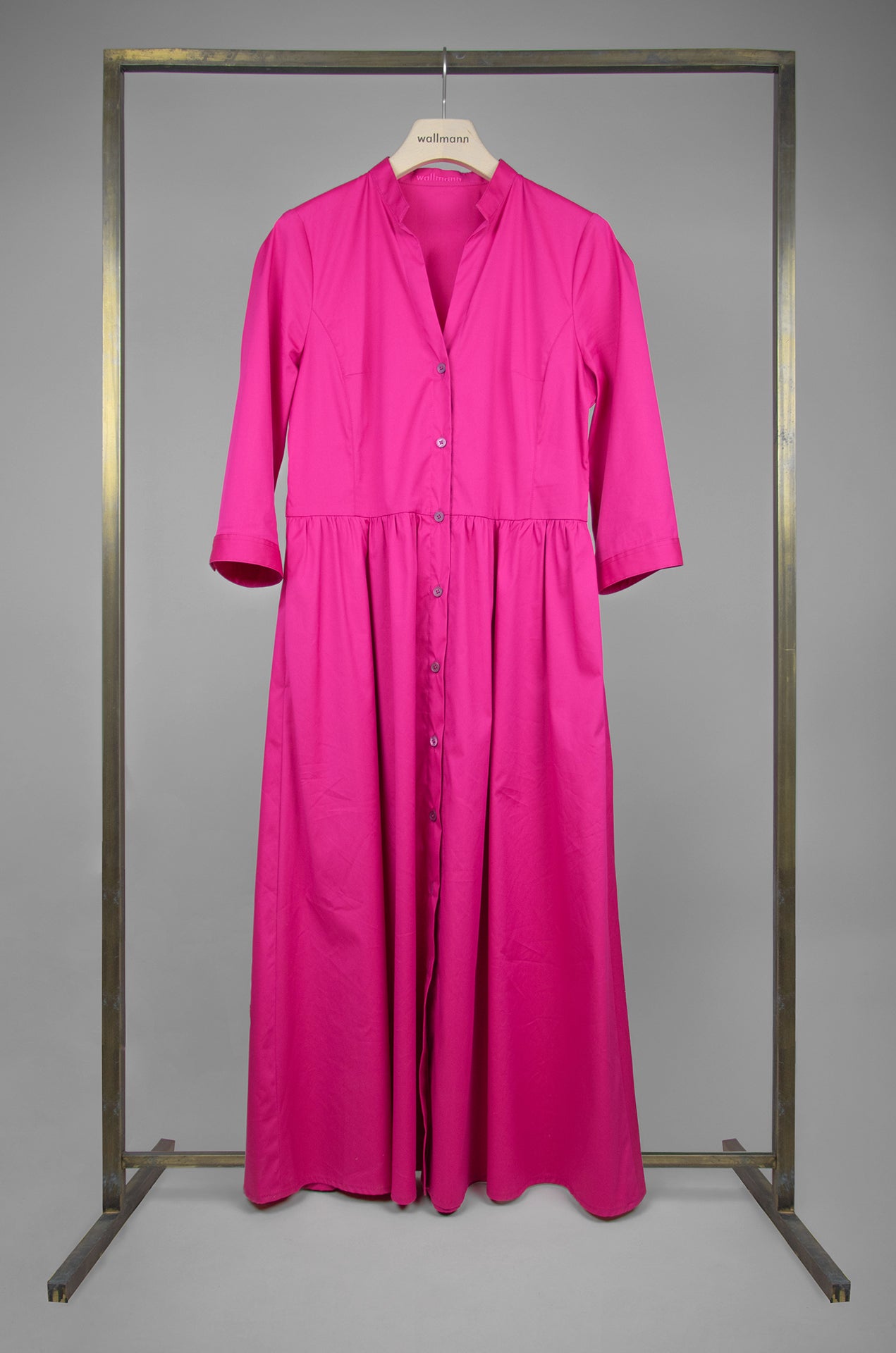 Kleid in pinker Baumwoll-Stretch Qualität, 3/4 Ärmel mit Manschette, Knopfleiste vorne, gezügelt an Taille, V-Ausschnitt, Stehkragen, Wallmann Sommerkollektion