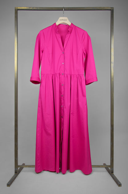 Kleid in pinker Baumwoll-Stretch Qualität, 3/4 Ärmel mit Manschette, Knopfleiste vorne, gezügelt an Taille, V-Ausschnitt, Stehkragen, Wallmann Sommerkollektion