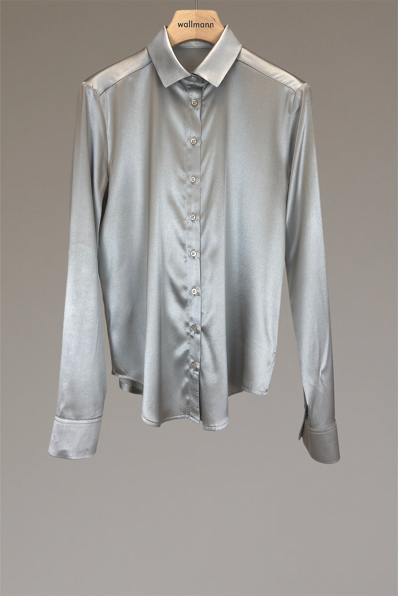 leger geschnittene seidenbluse in grau mit klassischem blusemkragen, langarm mit manschetten, durchgeknöpfte leiste, wallmann