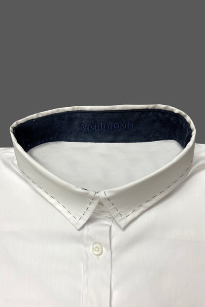 taillierte bluse, klassischer blusenkragen, kontrastfarbe dunkelblau in kragen und manschette, mit Handstich in Kontrastfarbe, detailbild, wallmann