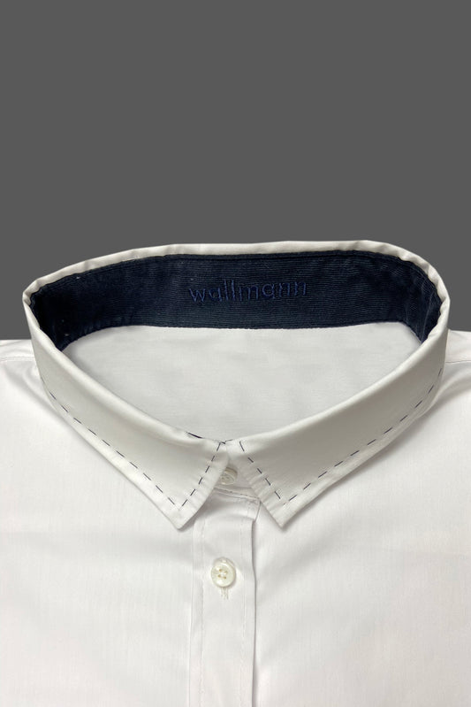 taillierte bluse, klassischer blusenkragen, kontrastfarbe dunkelblau in kragen und manschette, mit Handstich in Kontrastfarbe, detailbild, wallmann