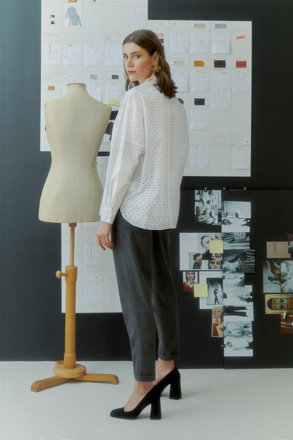 baumwollhose, schmal geschnitten mit umschlag an saum, eingrifftaschen, gummizug an bund, kombination mit weißer bluse, seitenansicht, wallmann