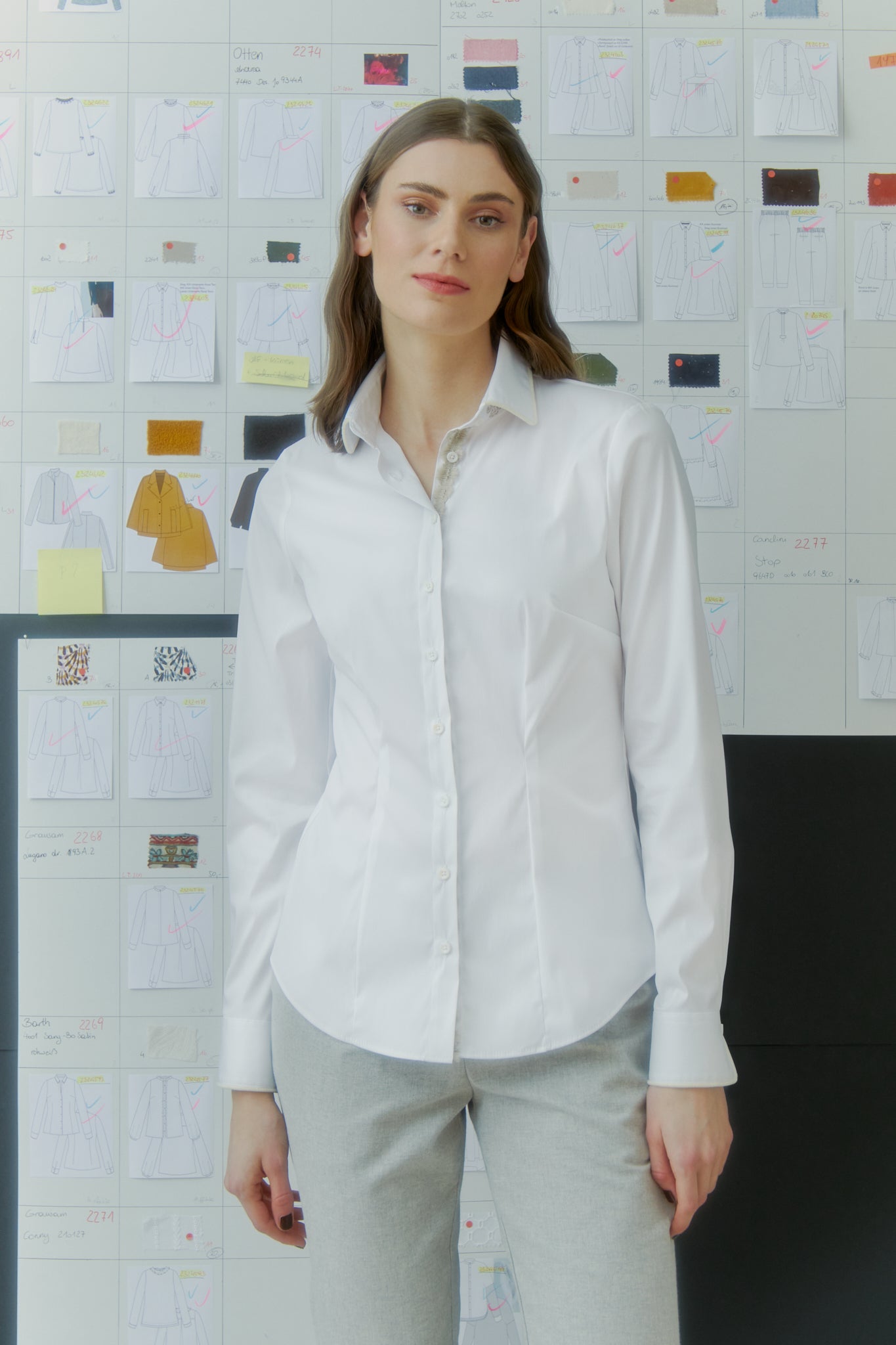 klassische bluse, kragen mit paisleystickerei, samtpaspol an Leiste und Manschette, wallmann