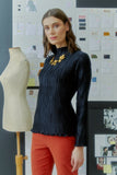 angenehmes plisseeshirt, dunkelblau, langarm, hoher Kragen, wallmann