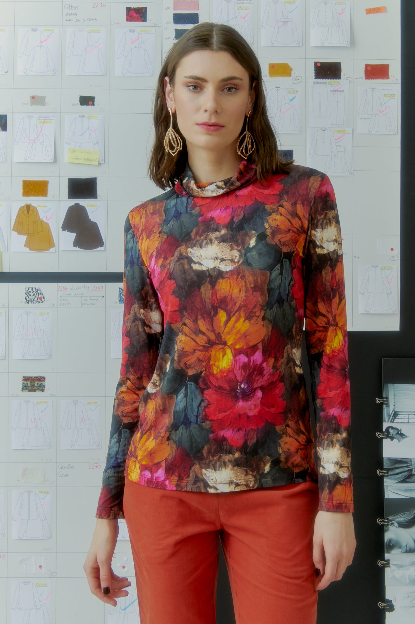 weiches jerseyshirt mit herbstlichem Blumendruck, Rollkragen, langarm, wallmann