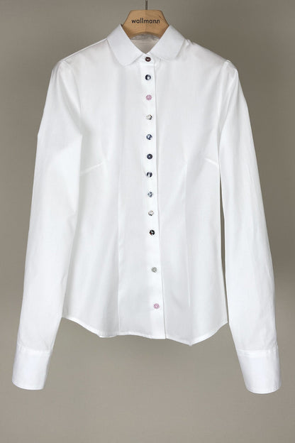 tailliert geschnittene weiße bluse mit klassischem blusenkragen, langarm mit manschette und farbig ueberzogene knoepfe, wallmann